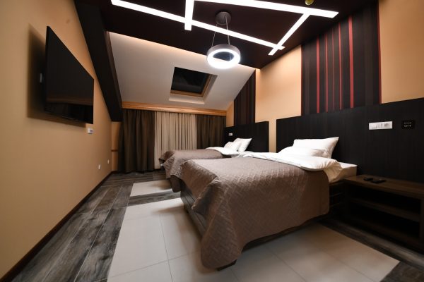 Dvokrevetna soba sa zasebnim krevetima TV rasveta Havana Loznica